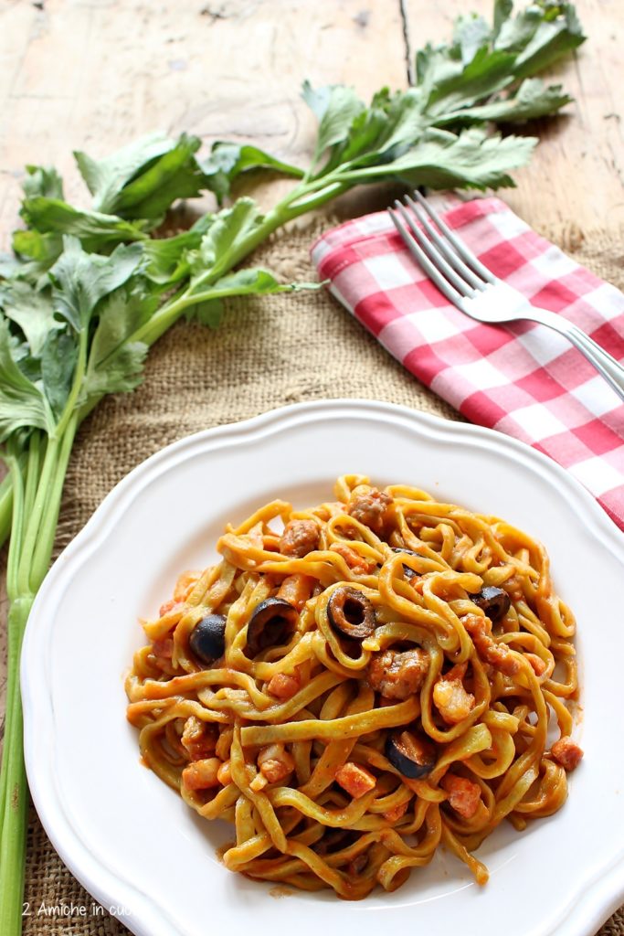 Strangozzi al sedano nero con sugo di salsiccia, pancetta e olive nere