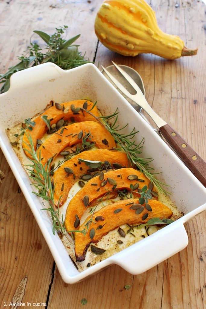 Zucca al forno con erbe aromatiche, semi e olio aromatizzato allo zenzero