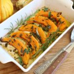 Zucca al forno con erbe aromatiche, semi e olio aromatizzato allo zenzero