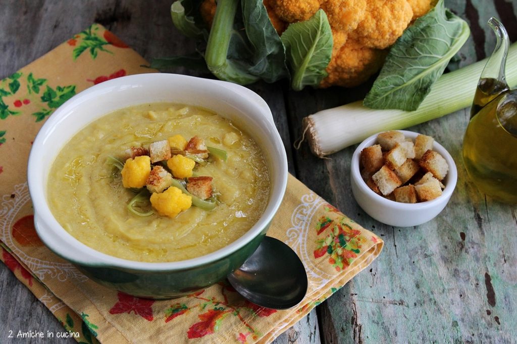 Crema di cavolfiore arancione con porri e crostini di pane croccanti