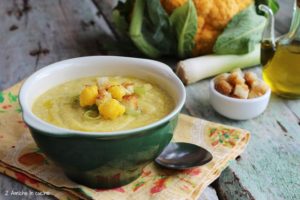 Crema di cavolfiore arancione con porri e crostini di pane croccanti