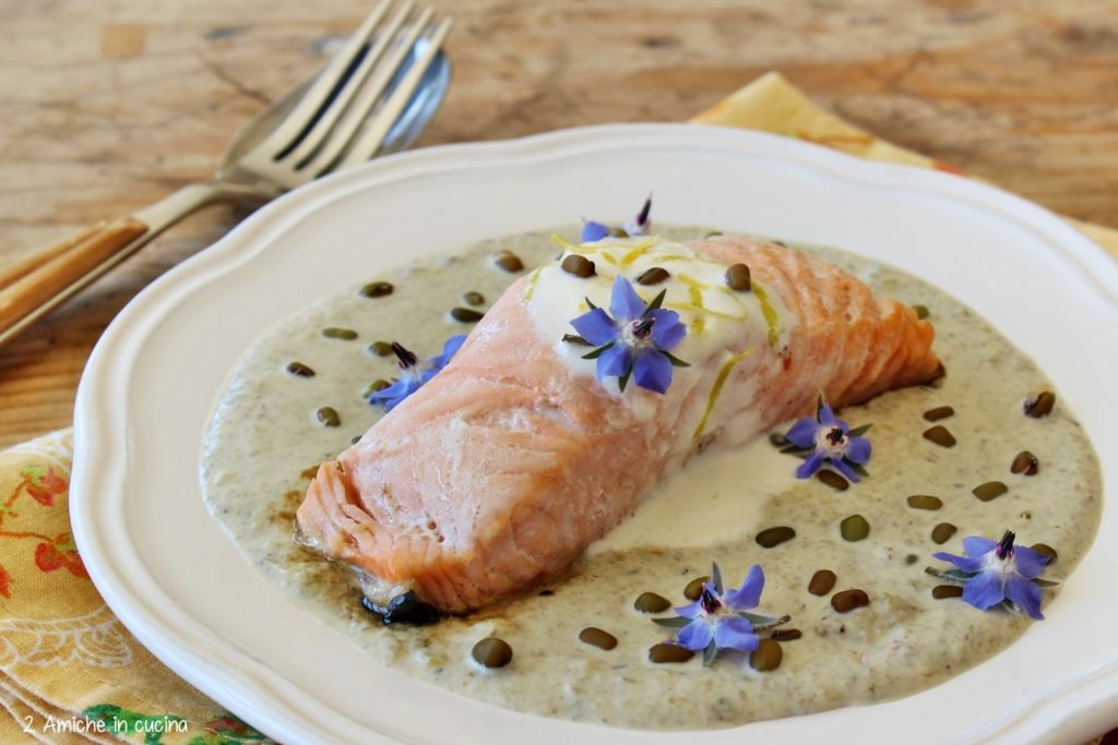 Trancio di salmone con fagioli mung e fiori di borragine