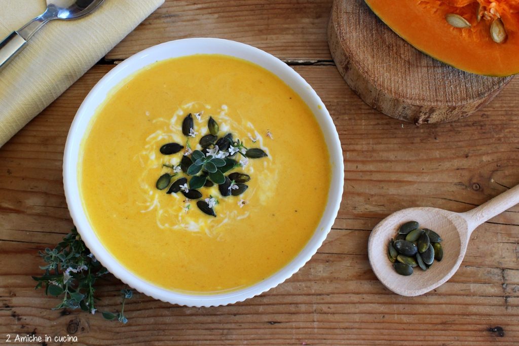 vellutata di zucca gialla alle erbe aromatiche e semi