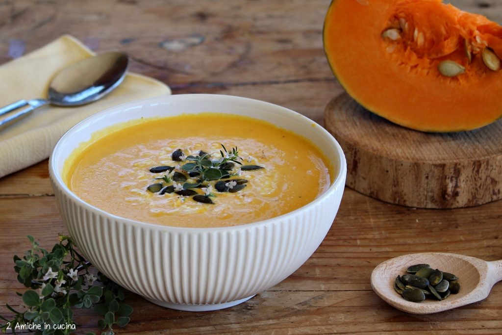 vellutata di zucca gialla alle erbe aromatiche e semi