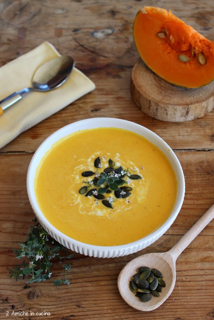 vellutata di zucca gialla alle erbe aromatiche e semi