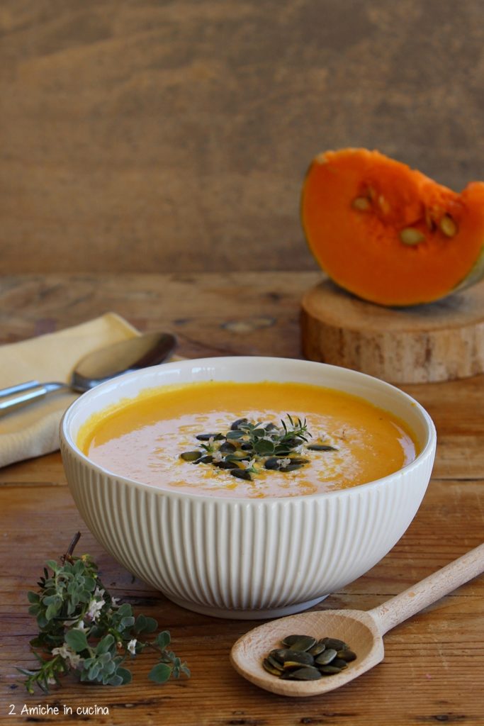 vellutata di zucca gialla alle erbe aromatiche e semi