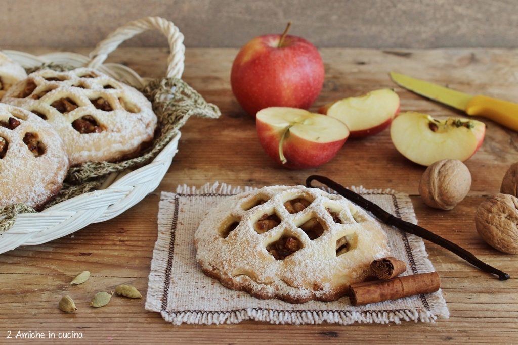 crostatine di mele, frutta secca e spezie, per la colazione o la merenda