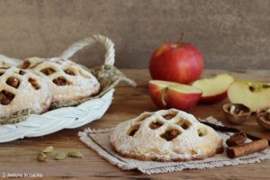 crostatine di mele, frutta secca e spezie, per la colazione o la merenda