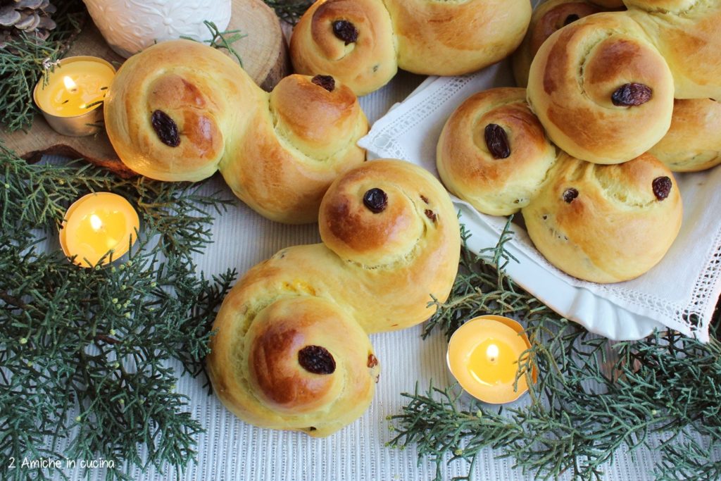 Lussekatter dolcetti svedesi per santa Lucia allo zafferano e uvetta