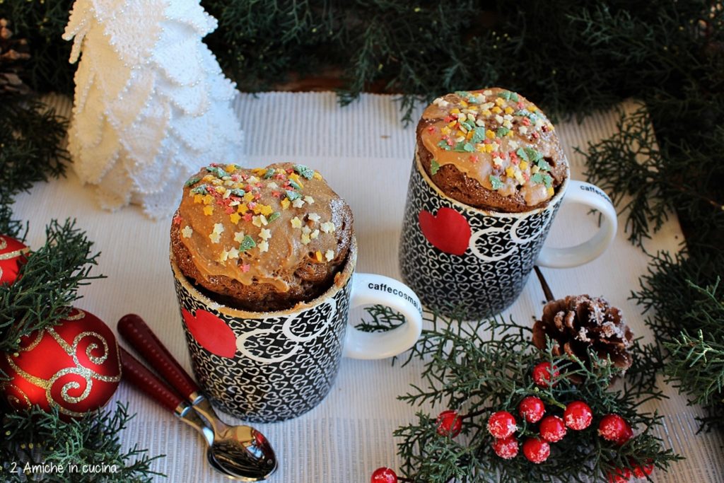 Mug cake al caffè e cannella, con crema al caramello, ricetta veloce per un dolce di Natale