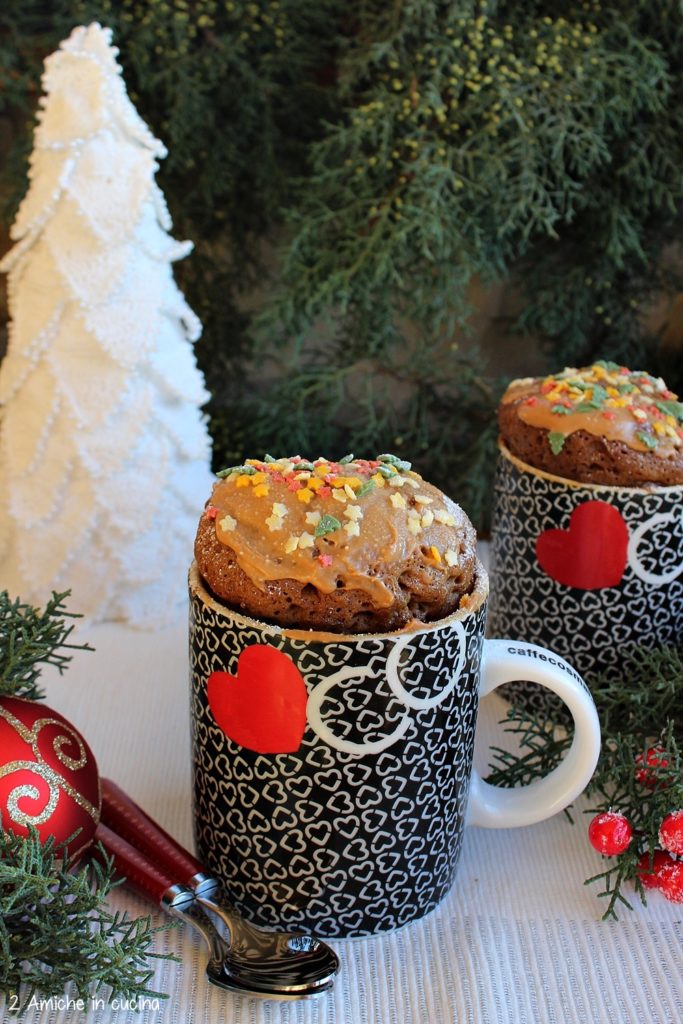 Mug cake al caffè e cannella, con crema al caramello, ricetta veloce per un dolce di Natale