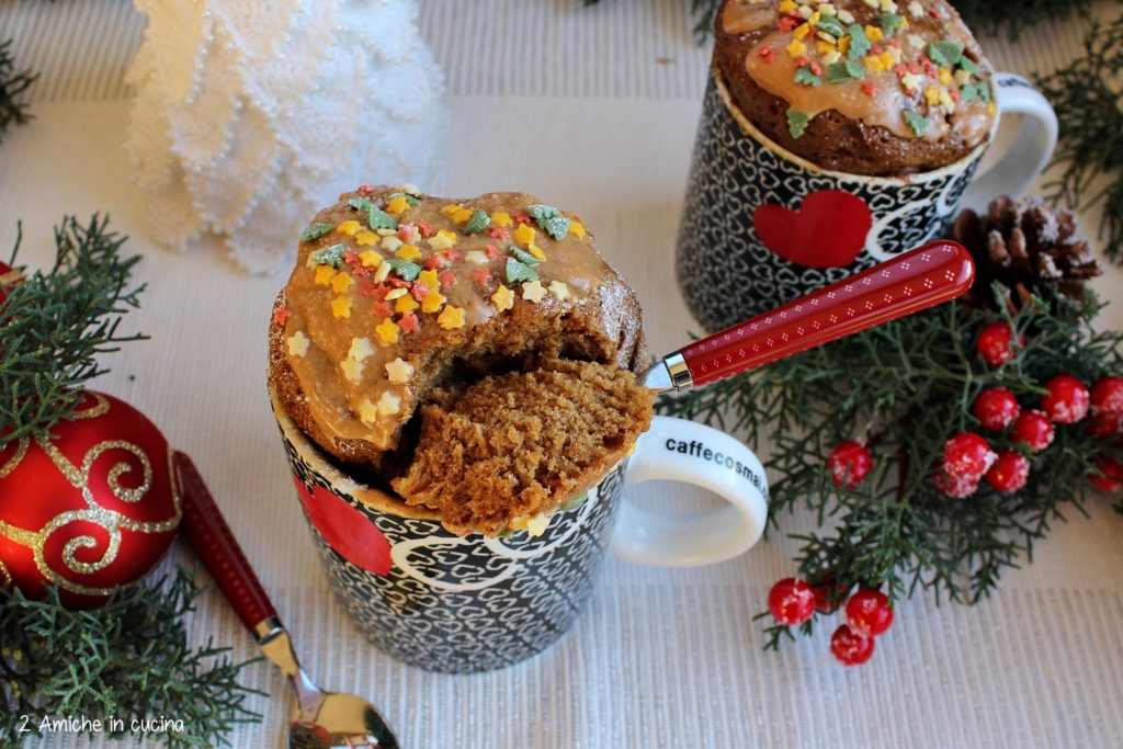 Mug cake al caffè e cannella, con crema al caramello, ricetta veloce per un dolce di Natale