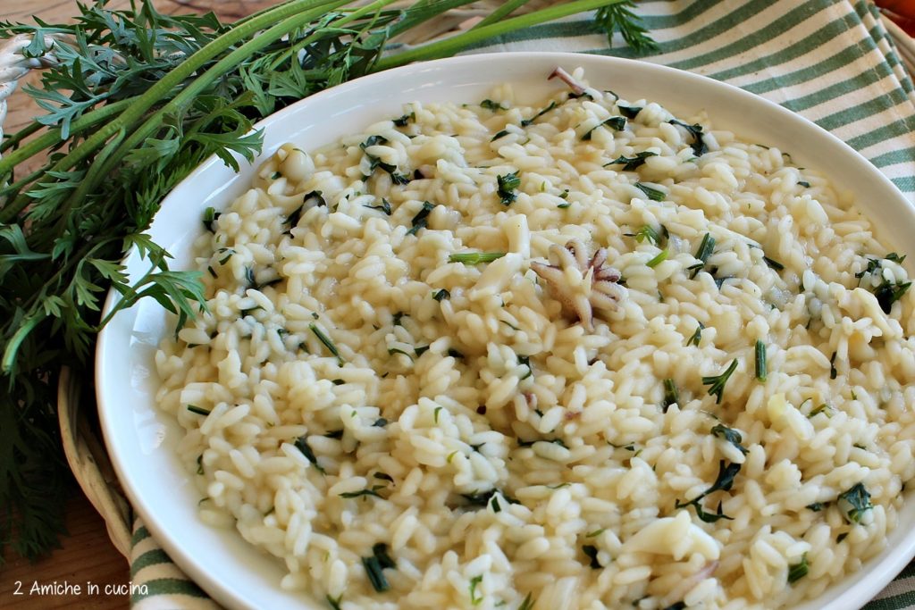 Ricetta per preparare il risotto con foglie di carote e seppioline.