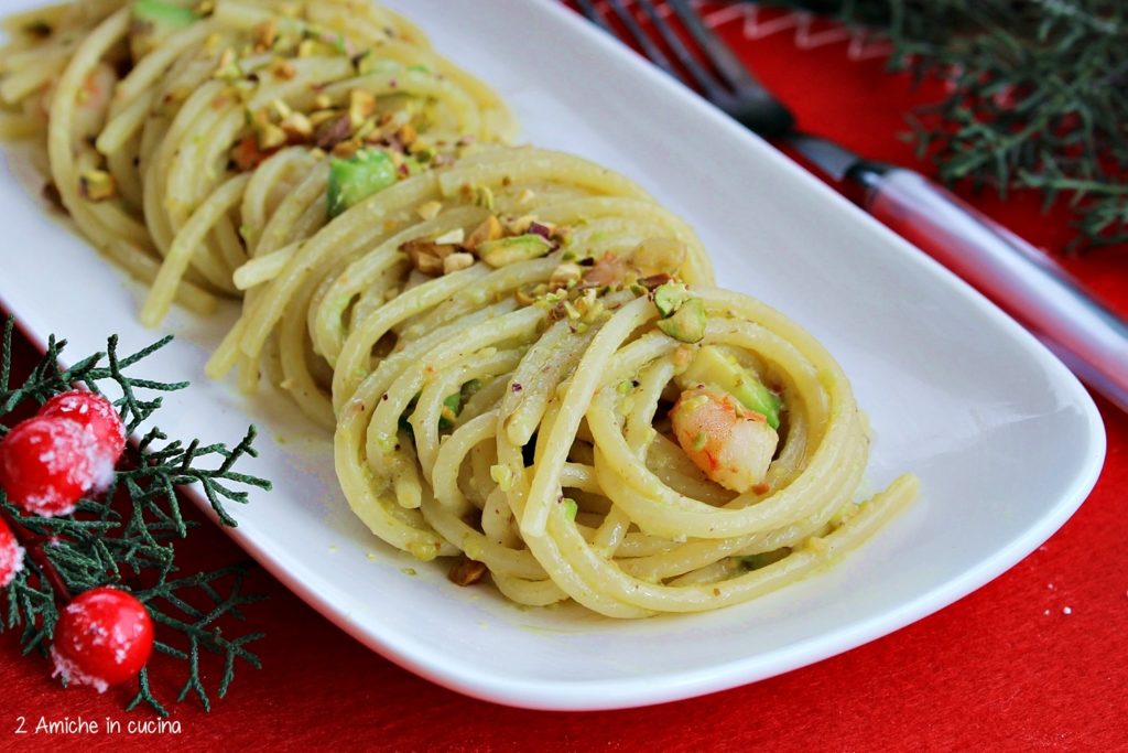 Spaghetti al pesto di pistacchio con avocado e gamberi, ricetta veloce per la vigilia