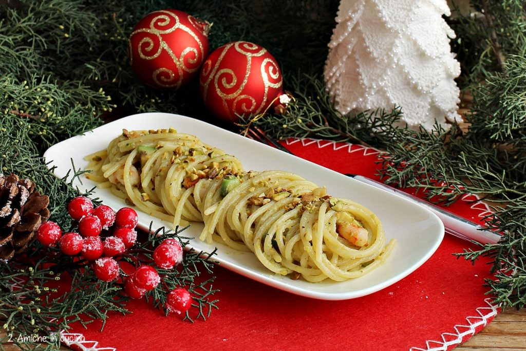Spaghetti al pesto di pistacchio con avocado e gamberi, ricetta veloce per la vigilia