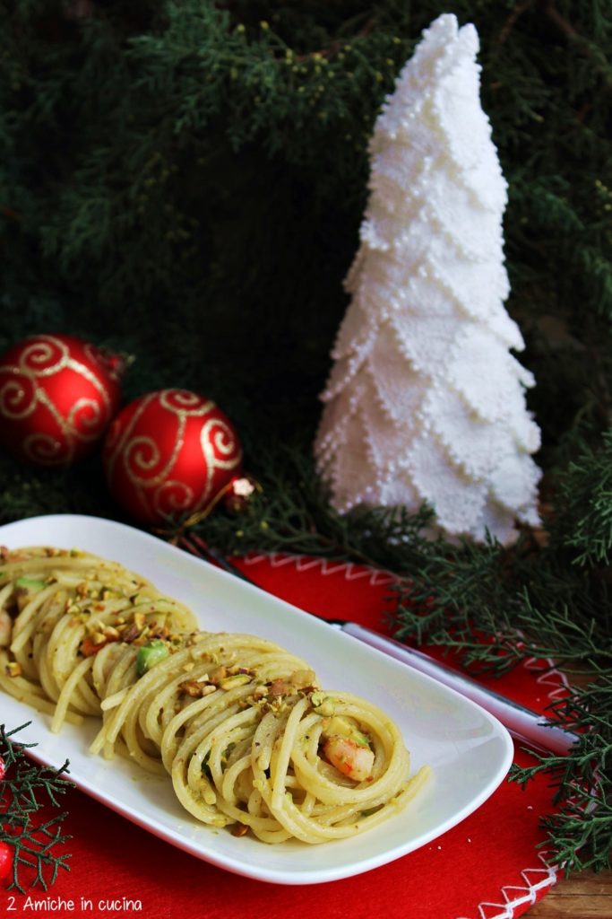 Spaghetti al pesto di pistacchio con avocado e gamberi, ricetta veloce per la vigilia