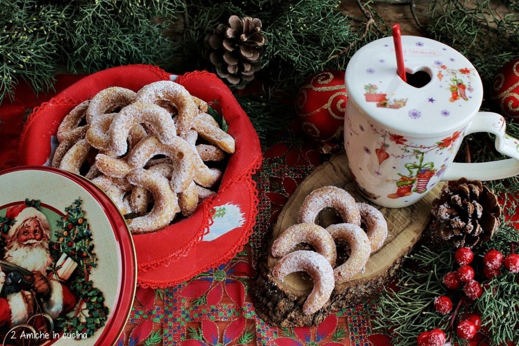 Vanillekipferl i biscotti alla vaniglia e mandorle tipici del Natale in Austria 