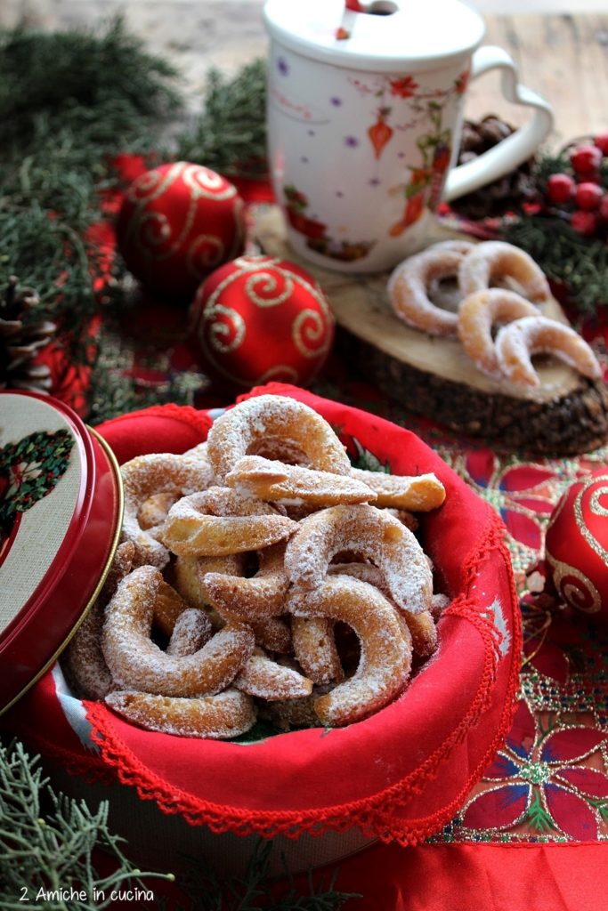 Vanillekipferl i biscotti alla vaniglia e mandorle tipici del Natale in Austria 
