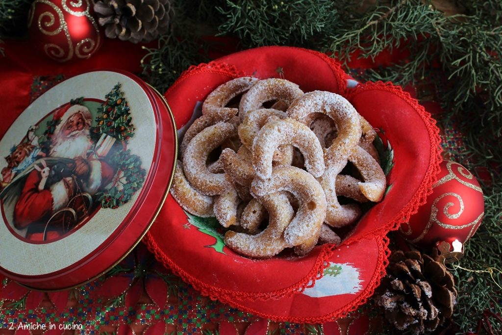 Vanillekipferl i biscotti alla vaniglia e mandorle tipici del Natale in Austria 