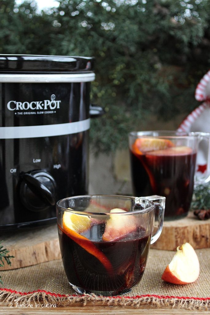 Preparare il vin brulé nella slow cooker in modo semplice e veloce