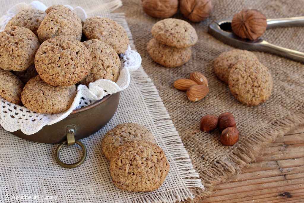 Ricetta degli amaretti della nonna con frutta secca mista