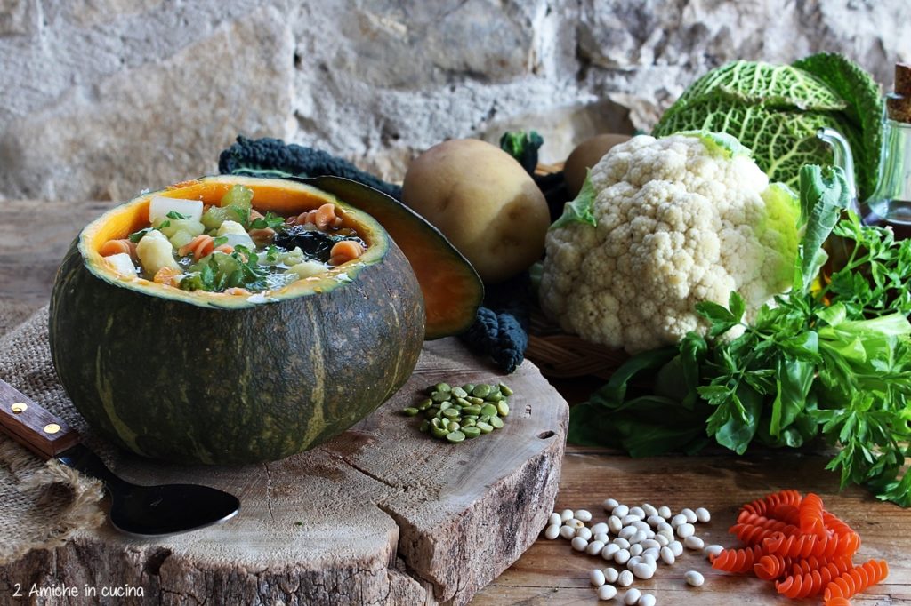 Minestrone di verdure e pasta di legumi servito nella zucca, senza glutine e vegan.