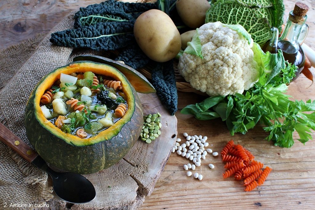 Minestrone di verdure e pasta di legumi servito nella zucca, vegan e senza glutine.