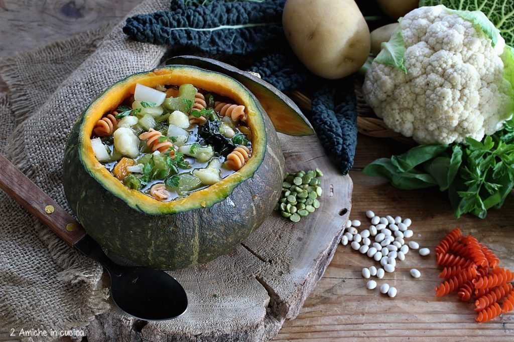 Minestra con verdure d'inverno con e pasta di legumi servito nella zucca, vegan e senza glutine