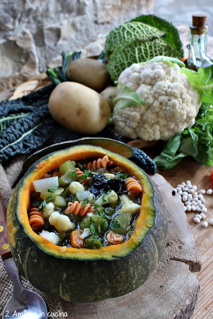 Minestrone di verdure e pasta di legumi servito nella zucca, vegan e senza glutine