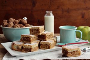 Quadrotti di frolla con ripieno alle mele e noci, ricetta tipica ungherese