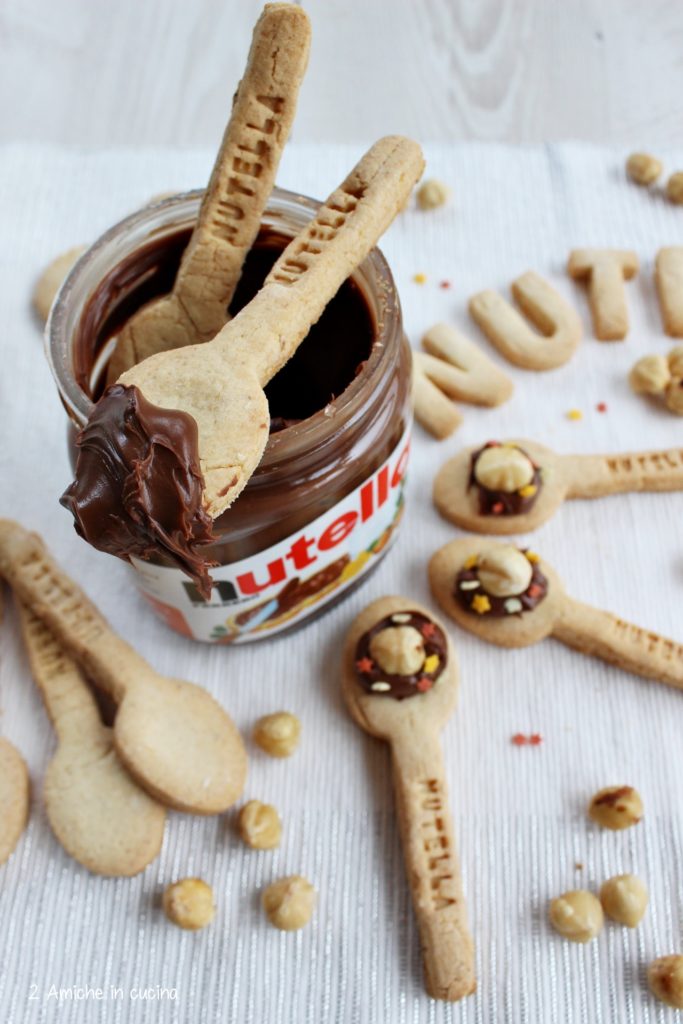 Nutella e frollini senza glutine alle nocciole. 