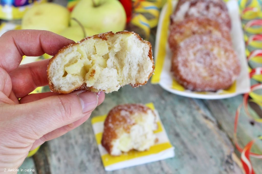 Farcitura di choux e mele di un krapfen alle mele tedesco