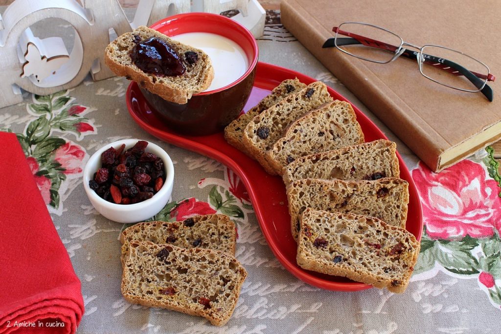 Colazione vegan con fette di pane biscottato e frutti rossi con confettura