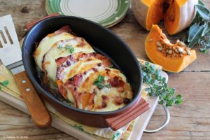 Ricetta della parmigiana di zucca, provola e speck, ricetta senza frittura.