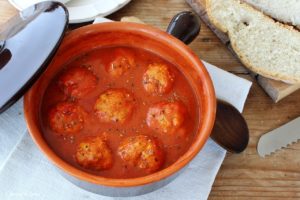 Polpette al sugo con pinoli e uvetta, ricetta tipica umbra per il Piatto di Sant'Antonio Abate