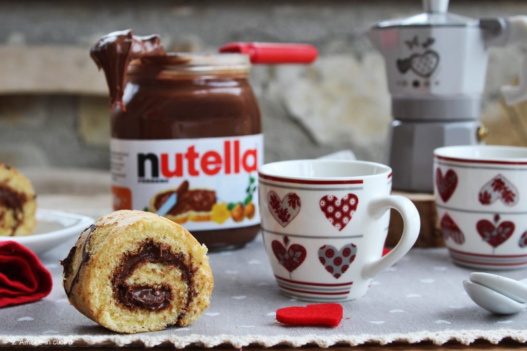 fetta di rotolo alla Nutella, vasetto di Nutella e caffè