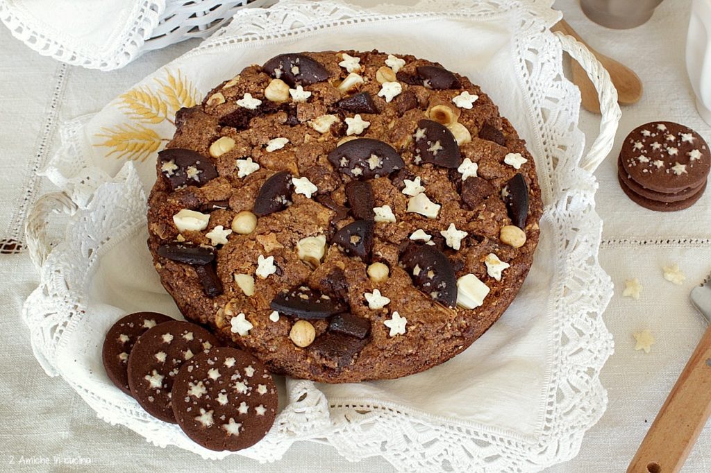 Torta cookie con Pan di Stelle, crema Pan di Stelle, nocciole e cioccolato