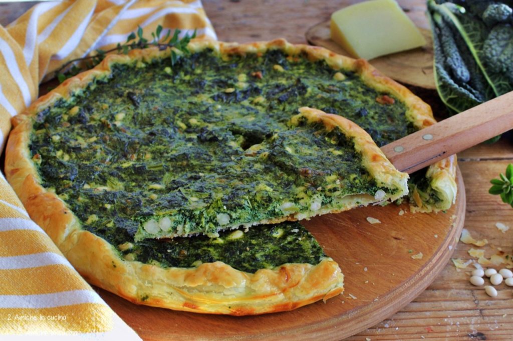 Crostata salata di pasta sfoglia con fagioli, cavolo nero e pecorino toscano