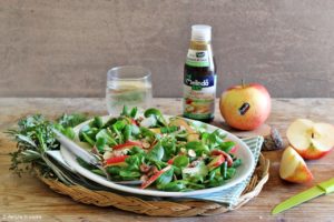 Insalata di valeriana con carpaccio di manzo all'aceto di mele e erbe aromatiche, mele Evelina, mandorle e glassa all'aceto di mele
