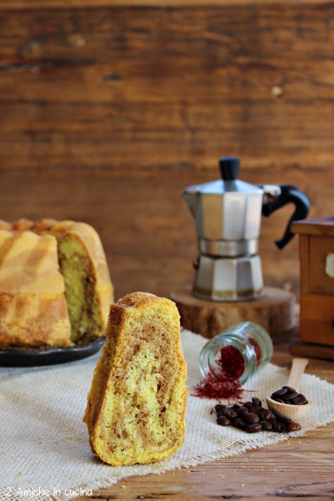 Fetta di torta senza lattosio con zafferano e caffè