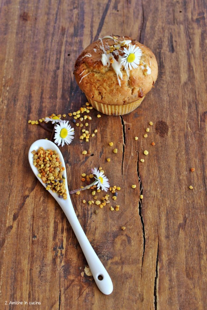 Muffin decorato con polline e fiori