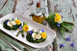 Uova di quaglia in nido di agretti e asparagi con uova sode e fiori edibili