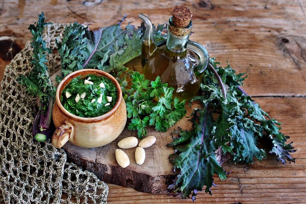 Pesto di cavolo riccio, erbe aromatiche e mandorle