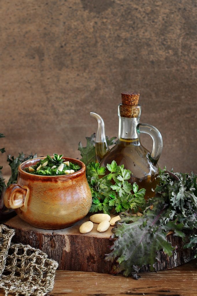 Pesto di cavolo riccio erbe aromatiche e mandorle
