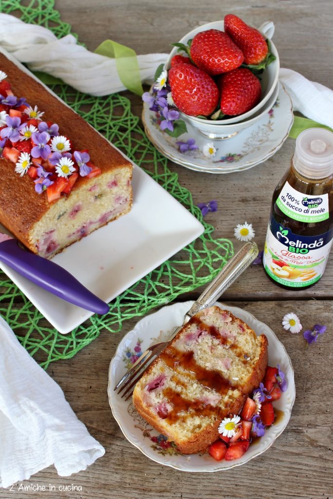 Fetta di plumcake alle fragole con glassa all'aceto di mele 