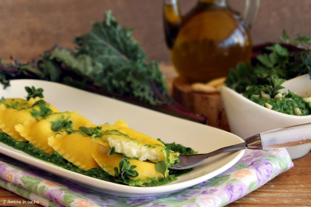 Interno dei ravioli con burrata di Puglia conditi con pesto di cavolo riccio
