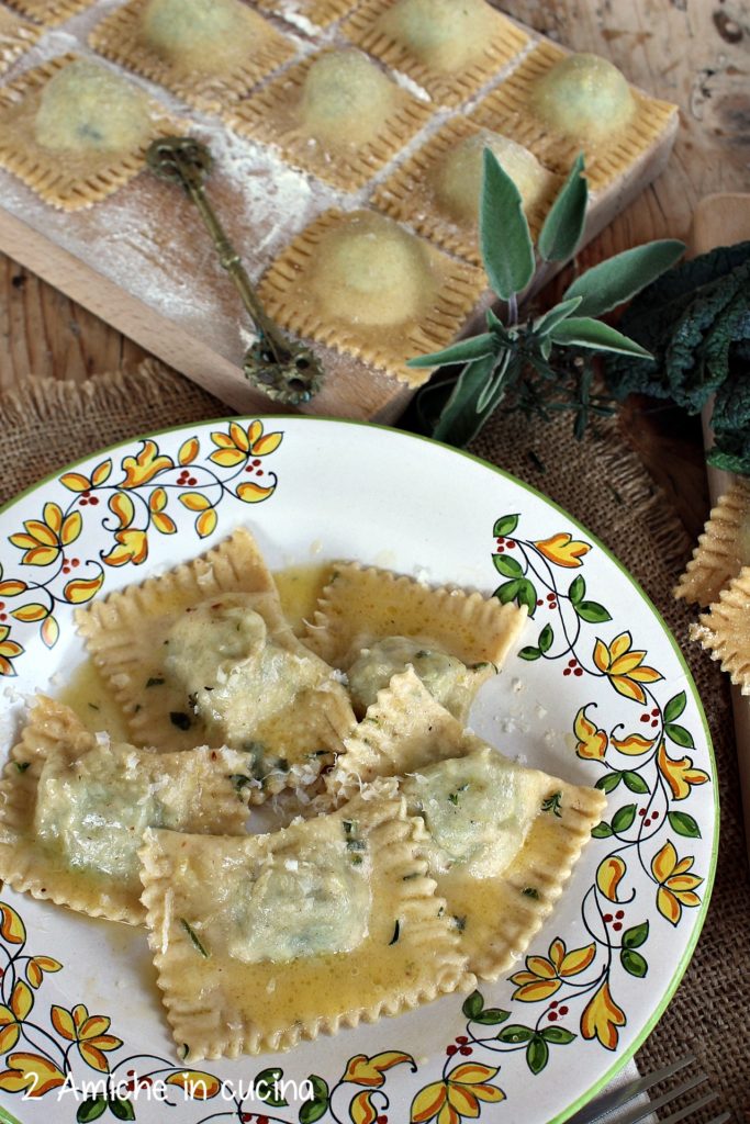 Pasta ripiena fatta in casa con erbe e ricotta