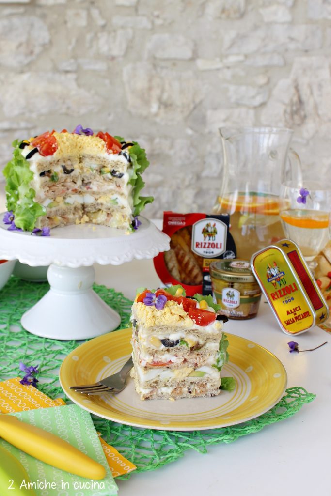 Sandwich cake con tonno e alici in salsa piccante 