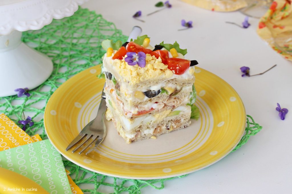 Fetta di sandwich cake o smörgåstårta la torta salata tipica svedese