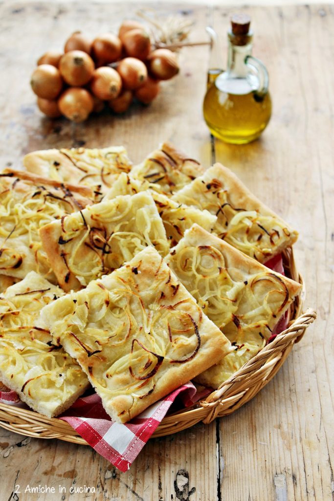 Cestino con schiacciata con la cipolla di Cannara, ricetta tipica umbra